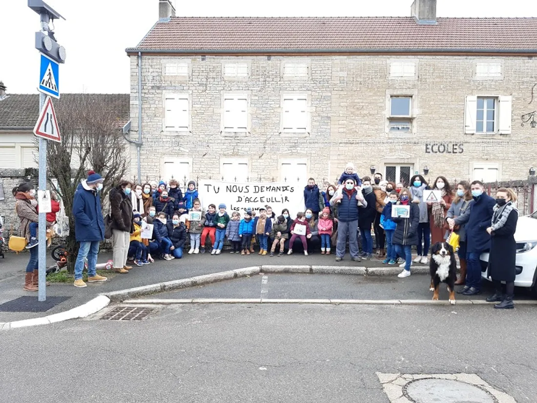 Les parents d’élèves, accompagnés de leurs enfants, ont manifesté devant l'école 